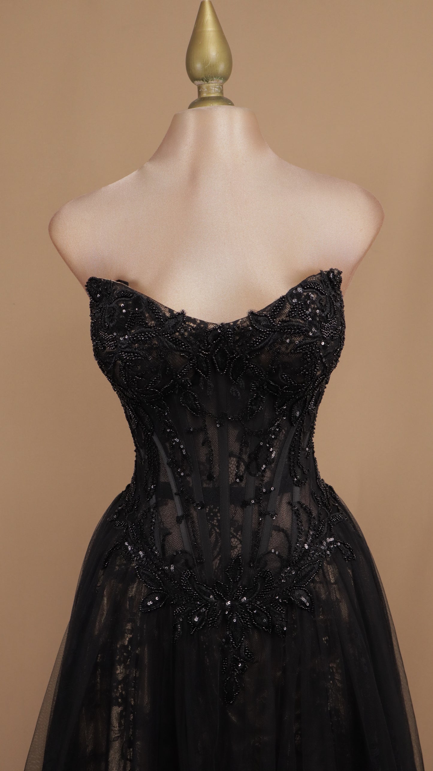 Vestido largo estraple y manga desplegable con aplicación y tull