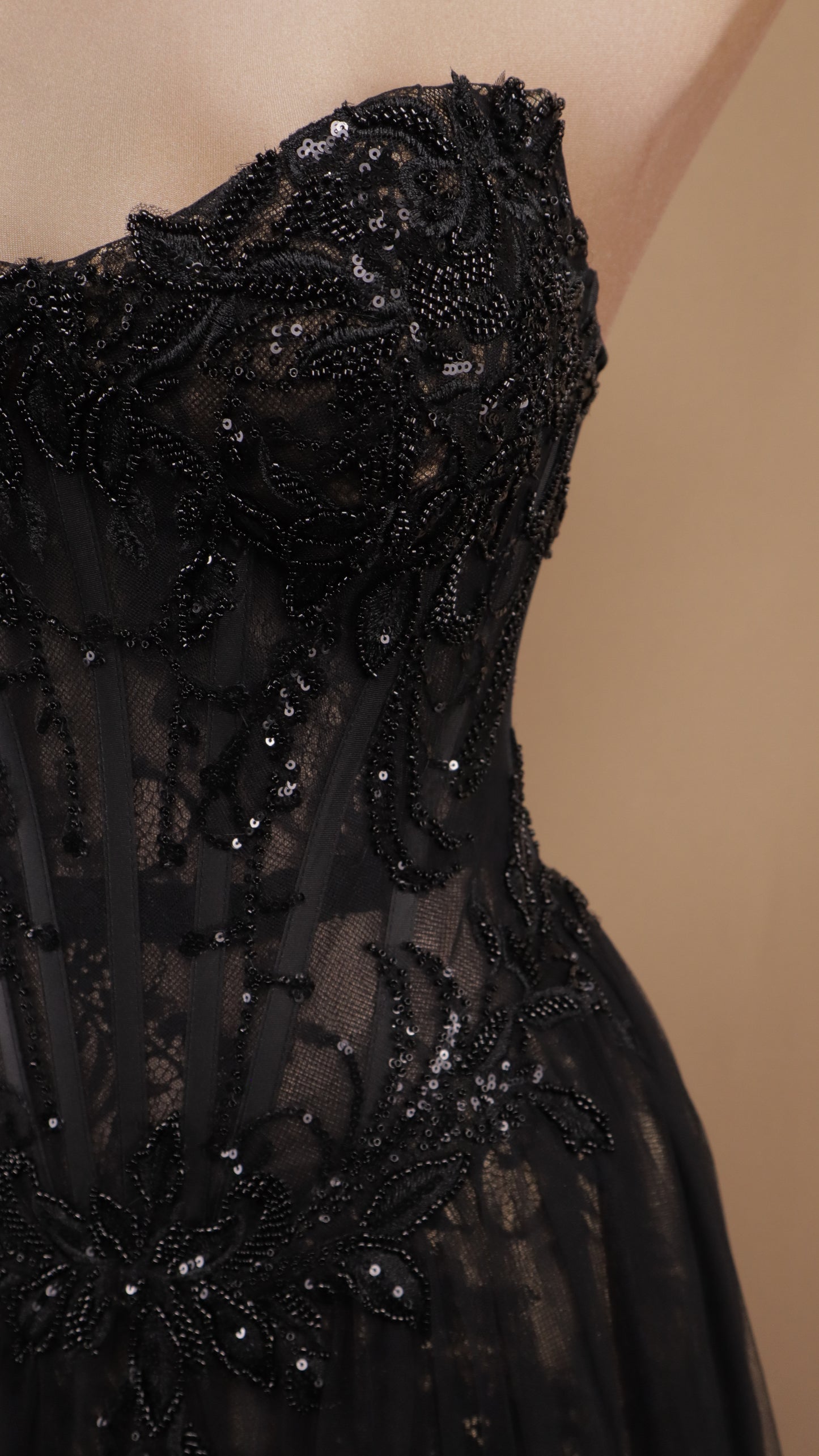 Vestido largo estraple y manga desplegable con aplicación y tull