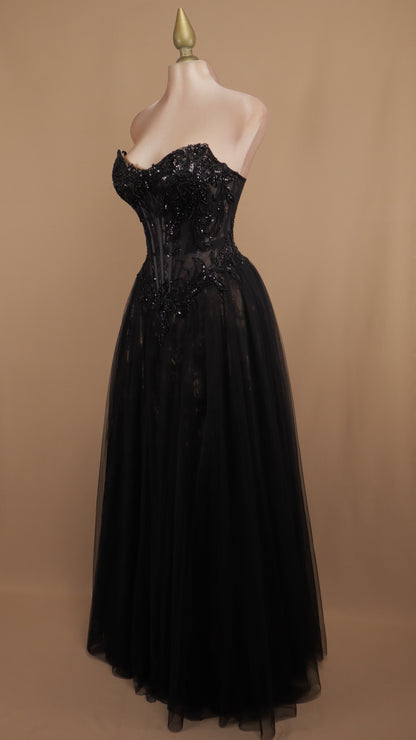 Vestido largo estraple y manga desplegable con aplicación y tull