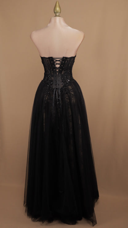 Vestido largo estraple y manga desplegable con aplicación y tull