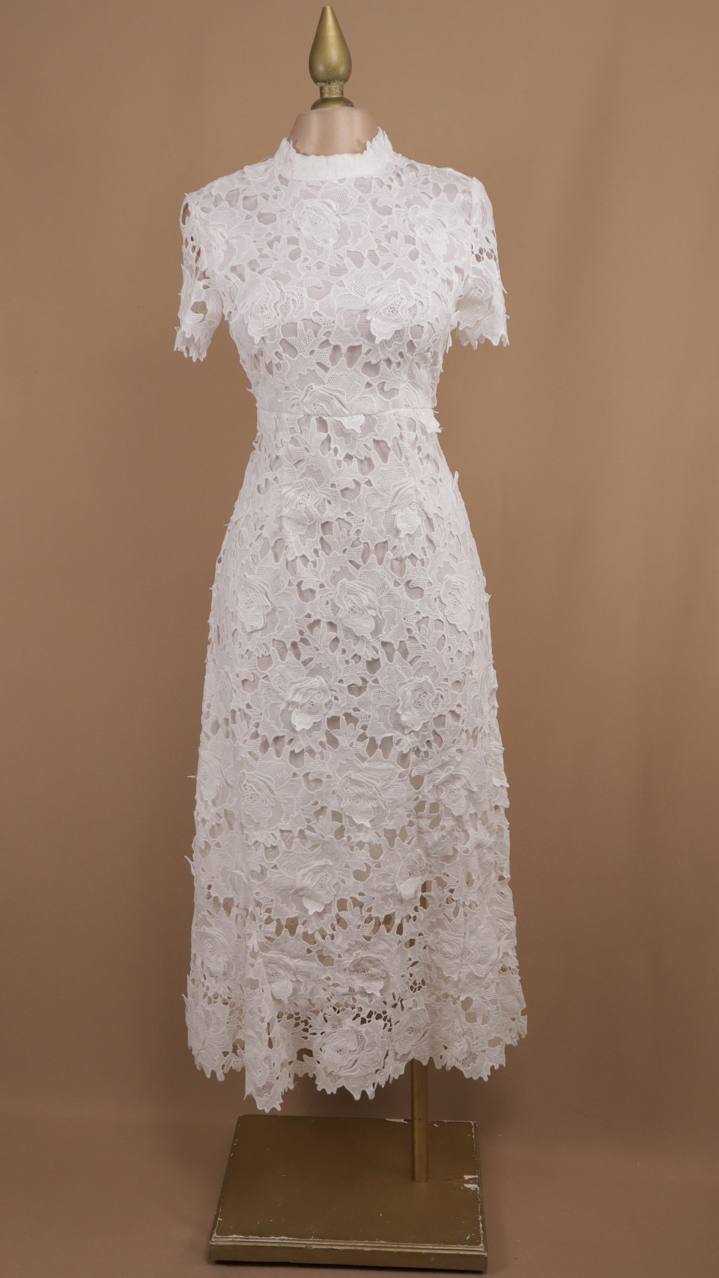 Vestido midi de encaje con manga