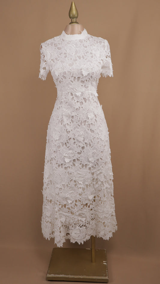 Vestido midi de encaje con manga