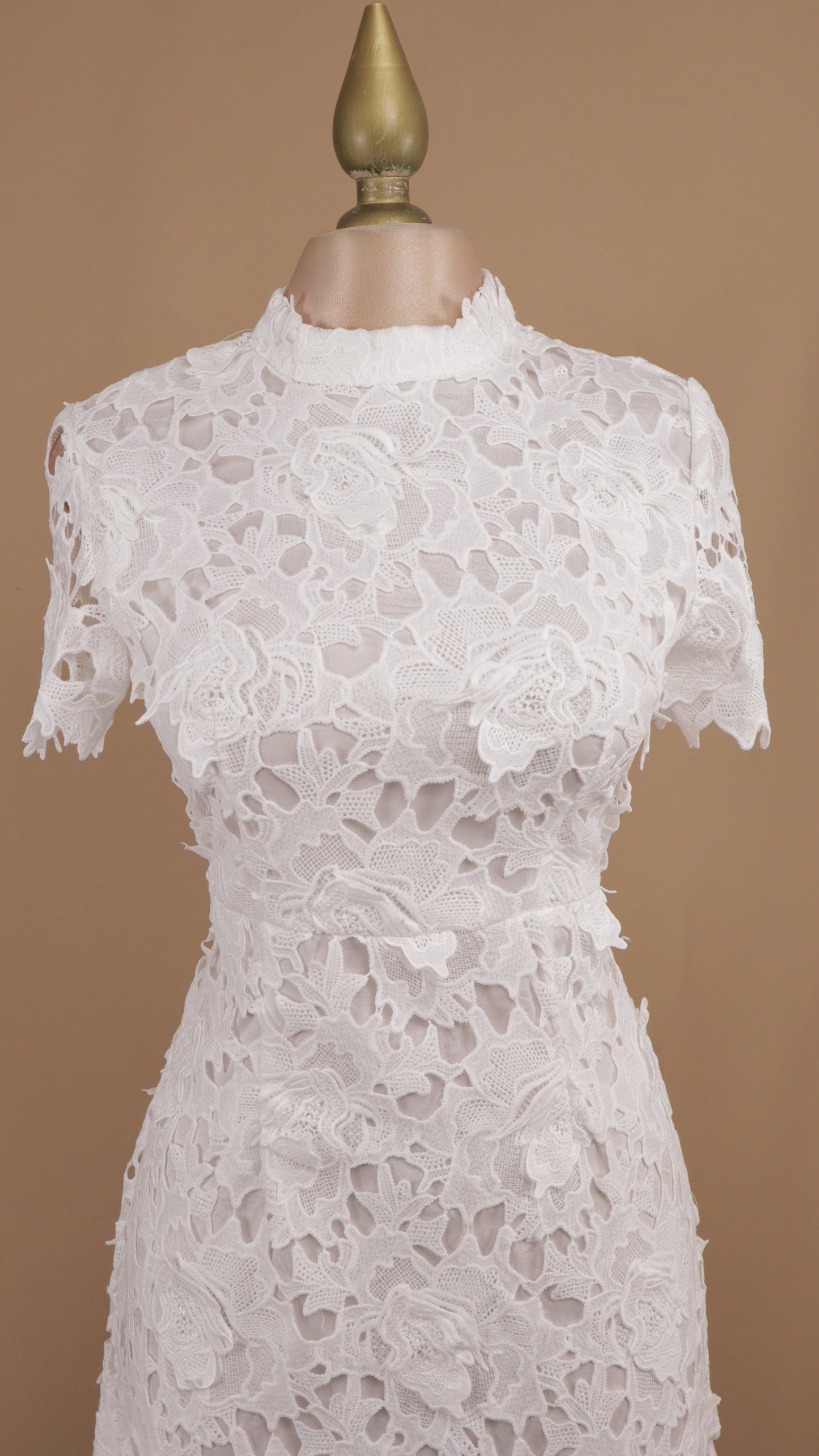 Vestido midi de encaje con manga
