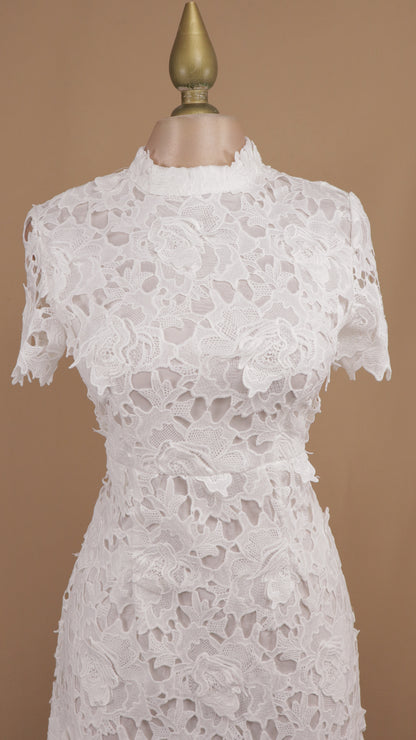 Vestido midi de encaje con manga
