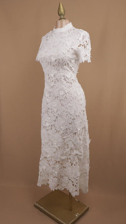 Vestido midi de encaje con manga