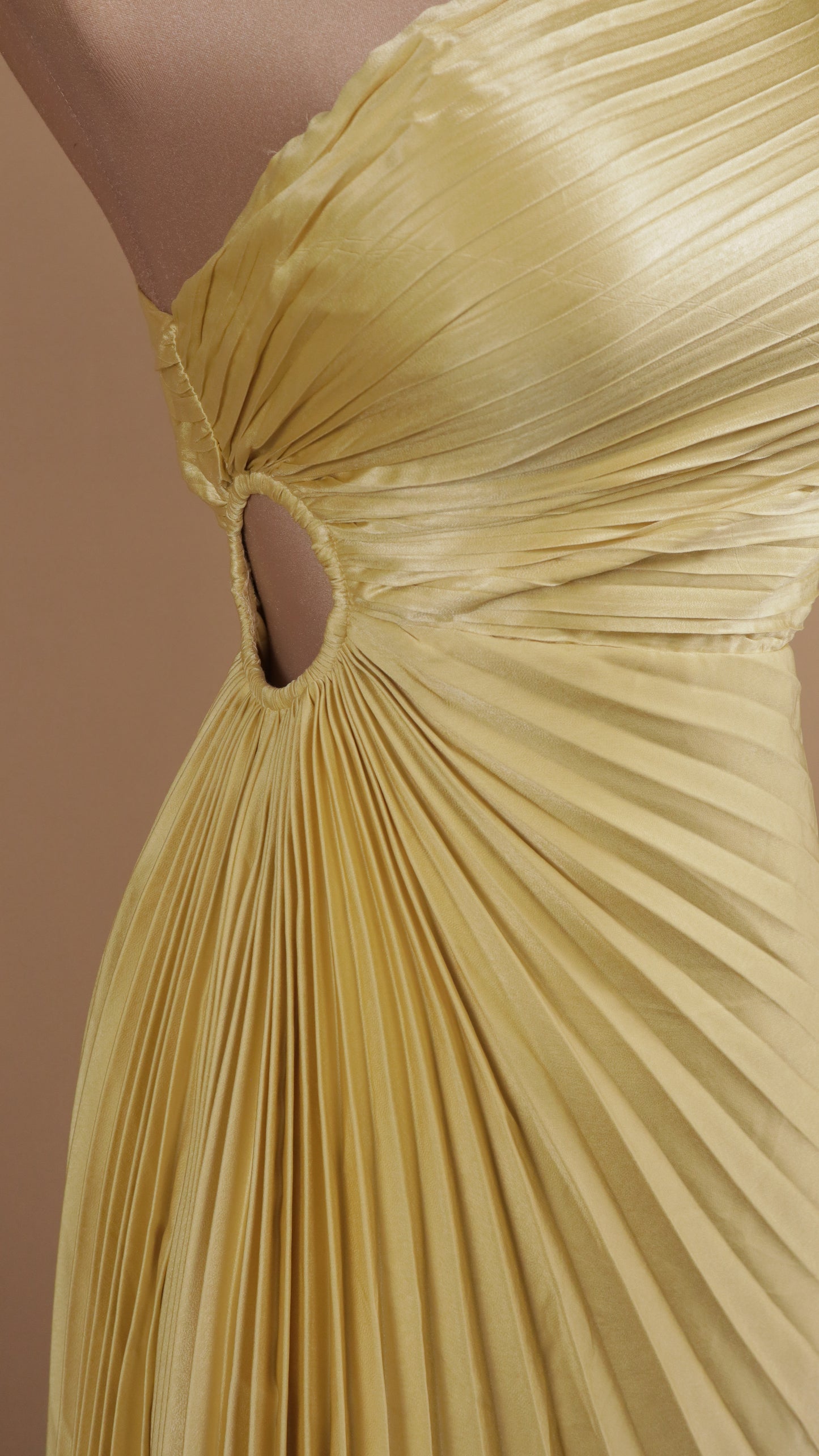 Vestido maxi asimétrico ojal