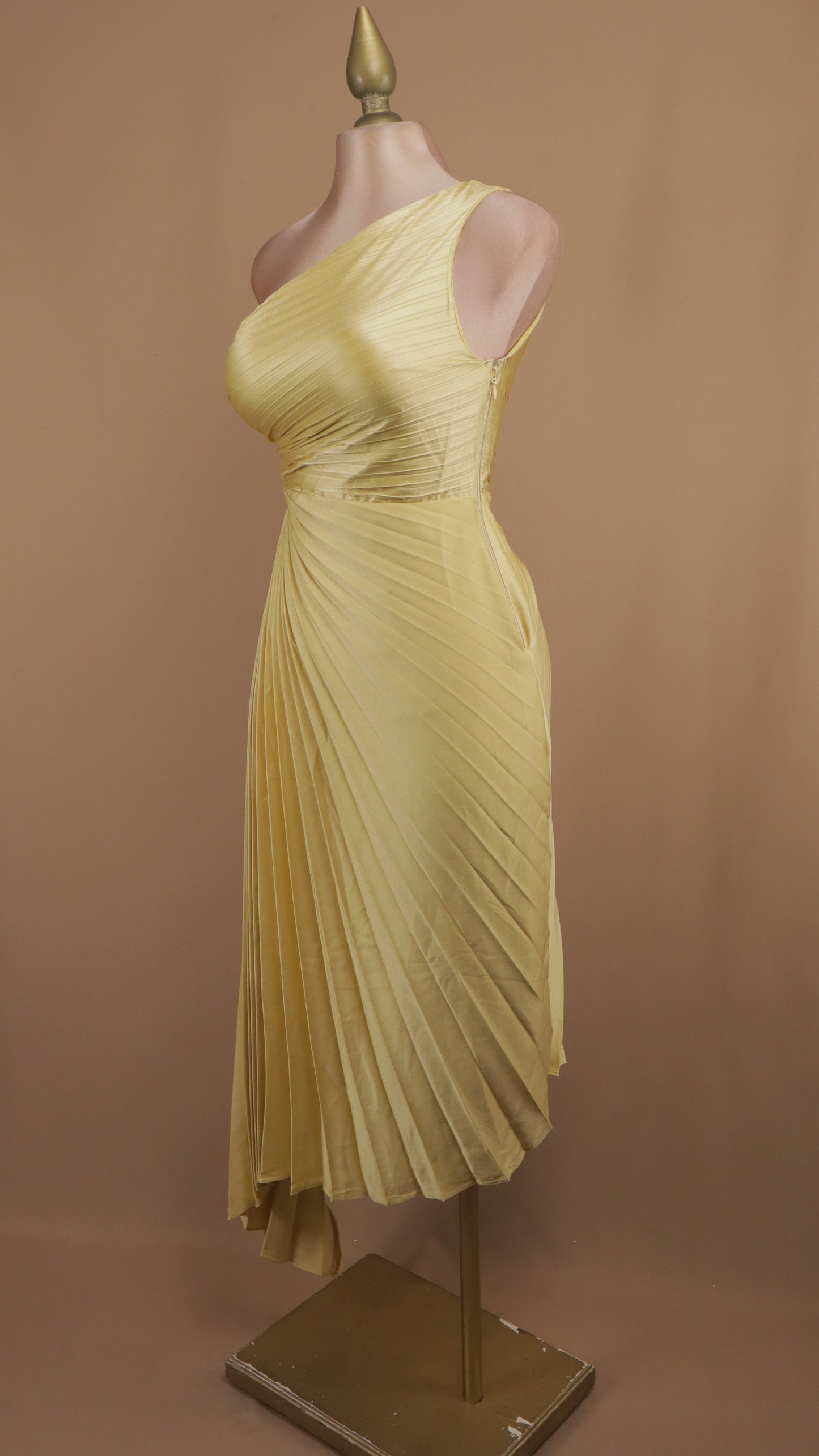 Vestido maxi asimétrico ojal