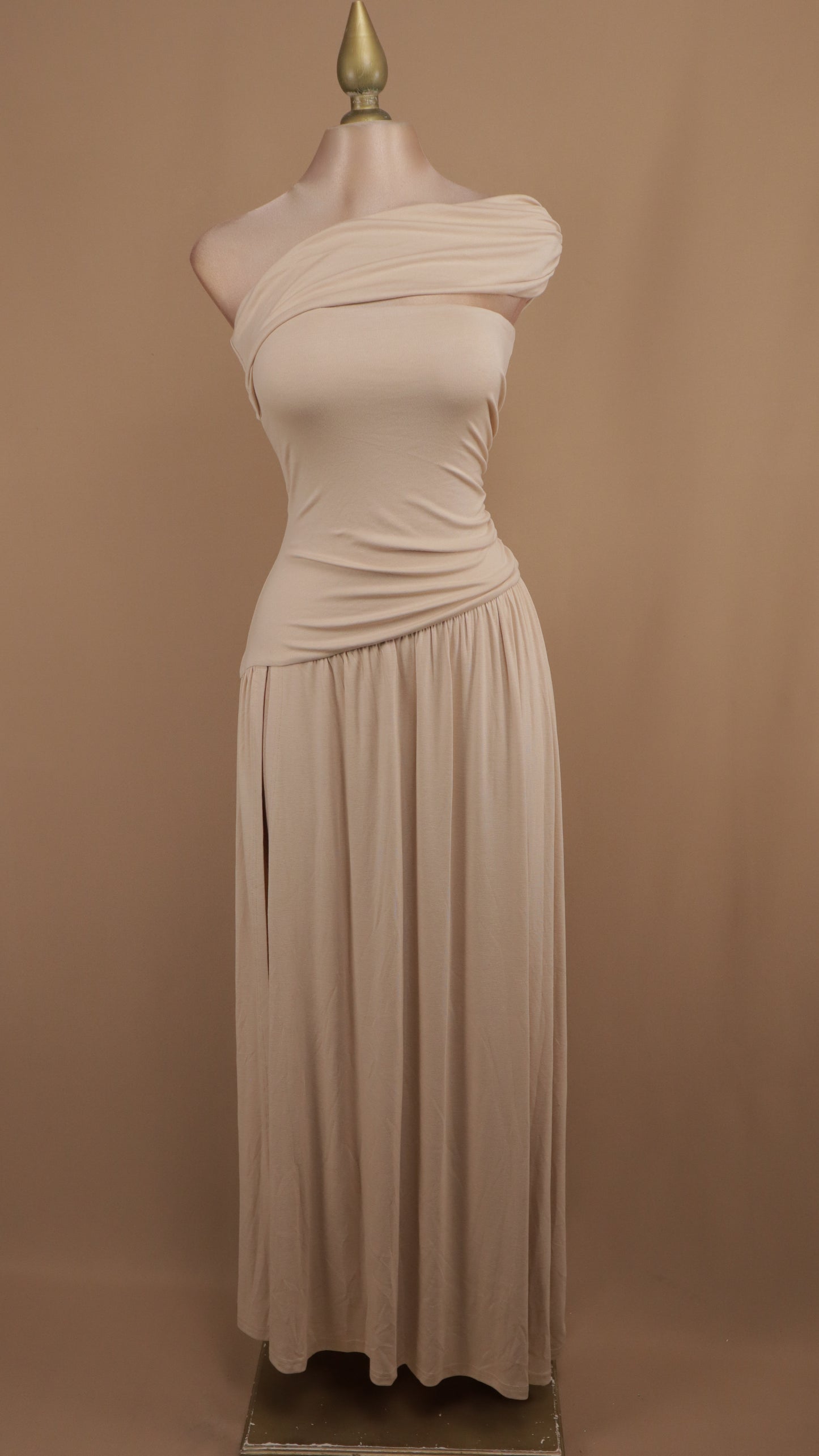 Vestido largo de licra escote asimétrico