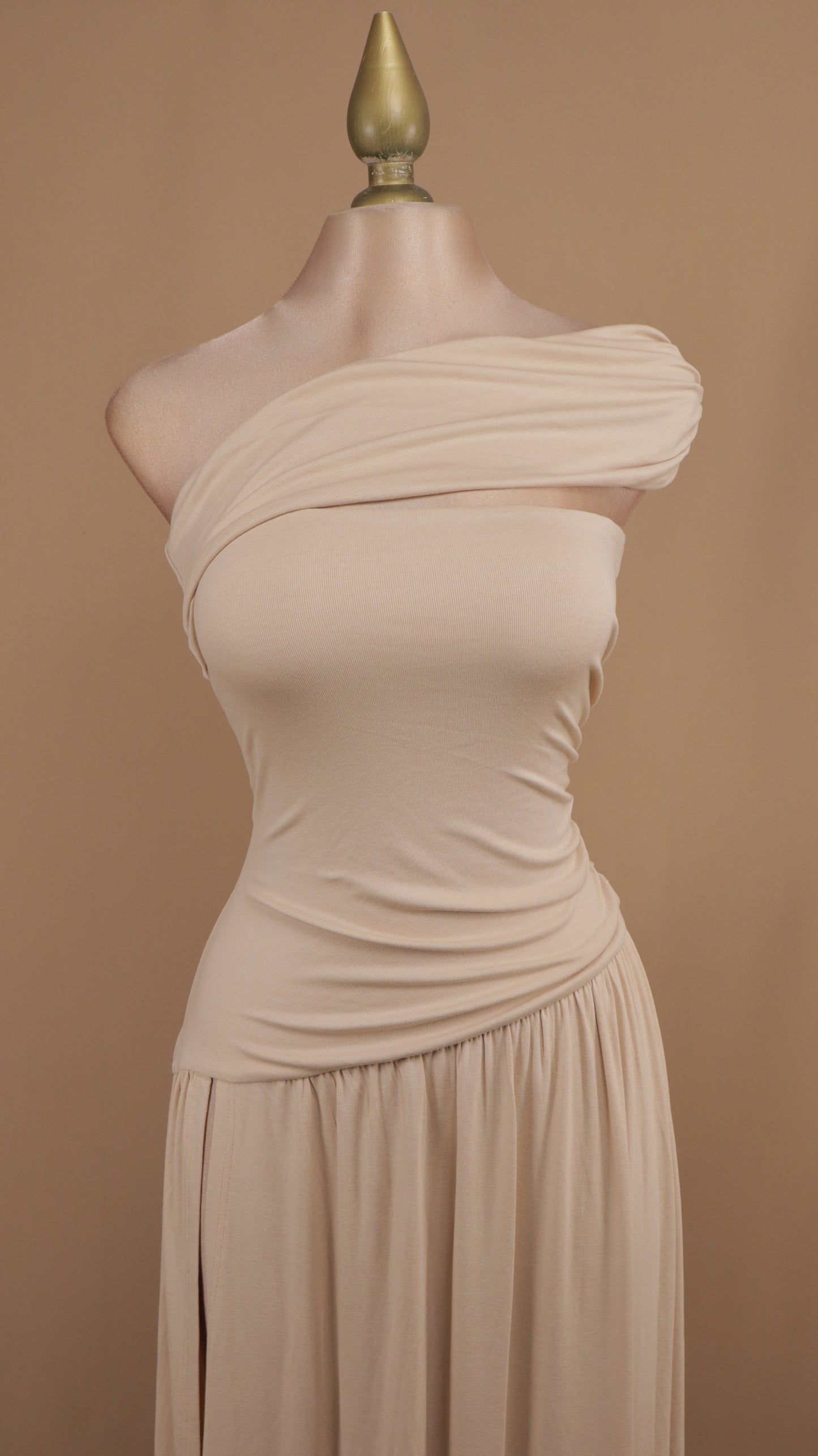 Vestido largo de licra escote asimétrico