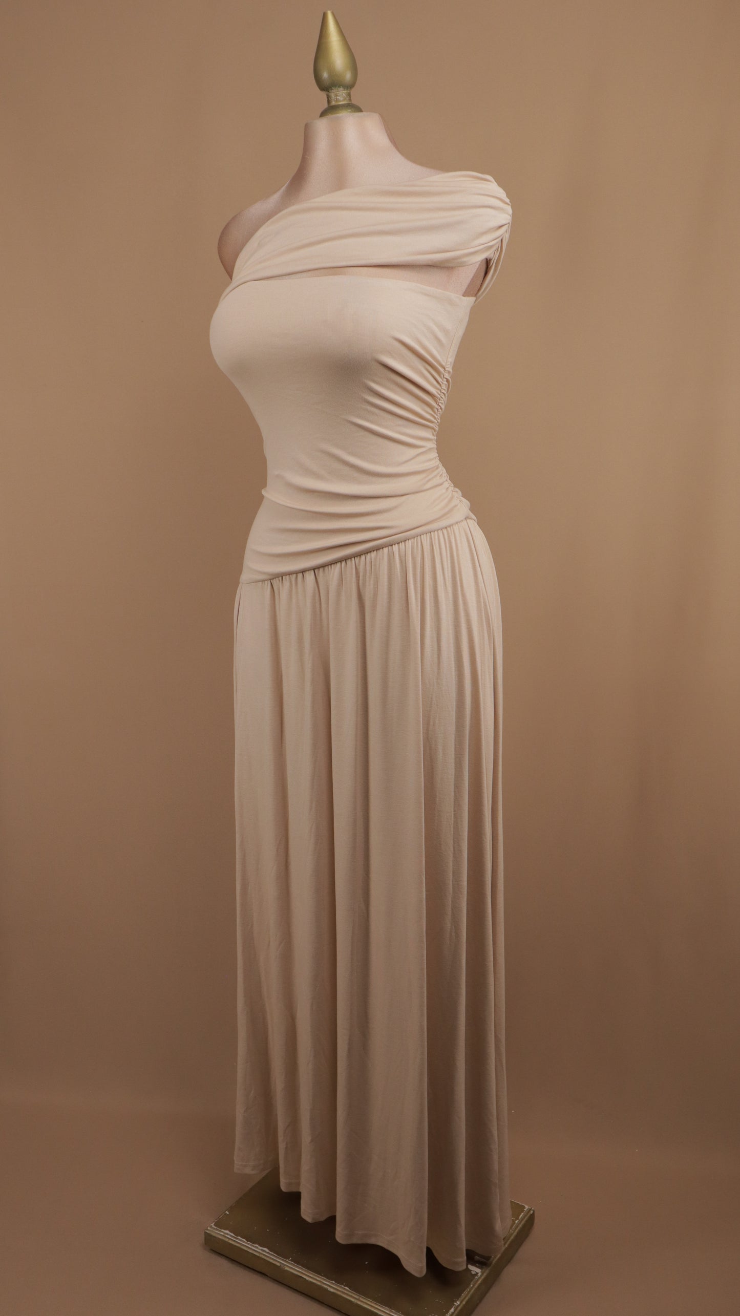 Vestido largo de licra escote asimétrico