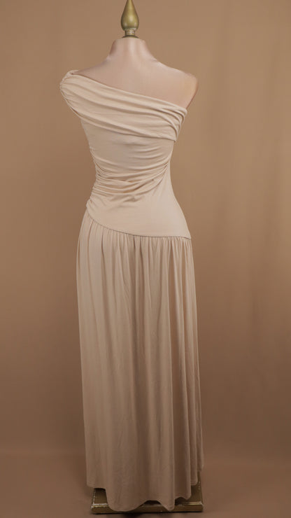 Vestido largo de licra escote asimétrico