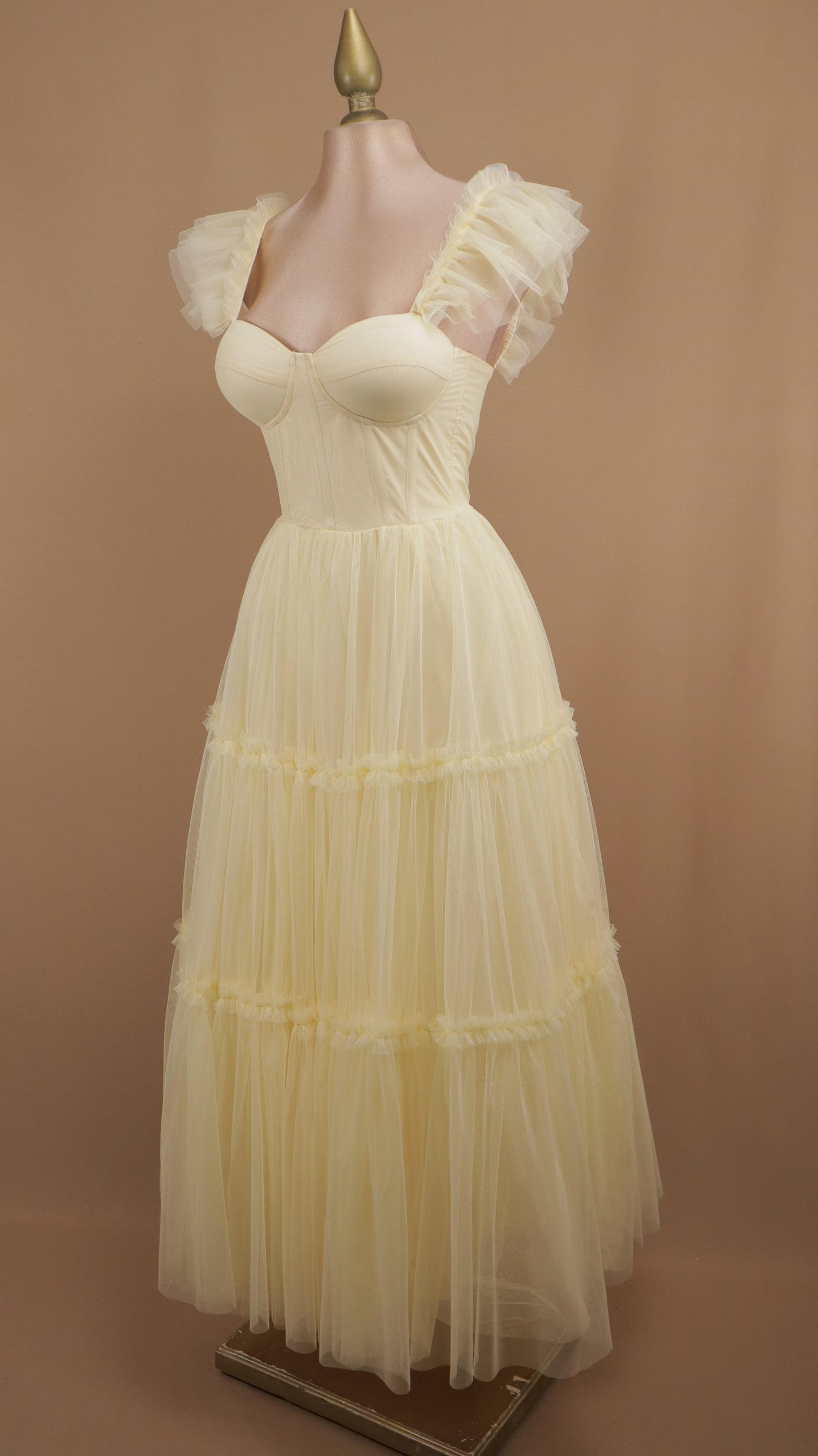 Vestido midi de tul con copa