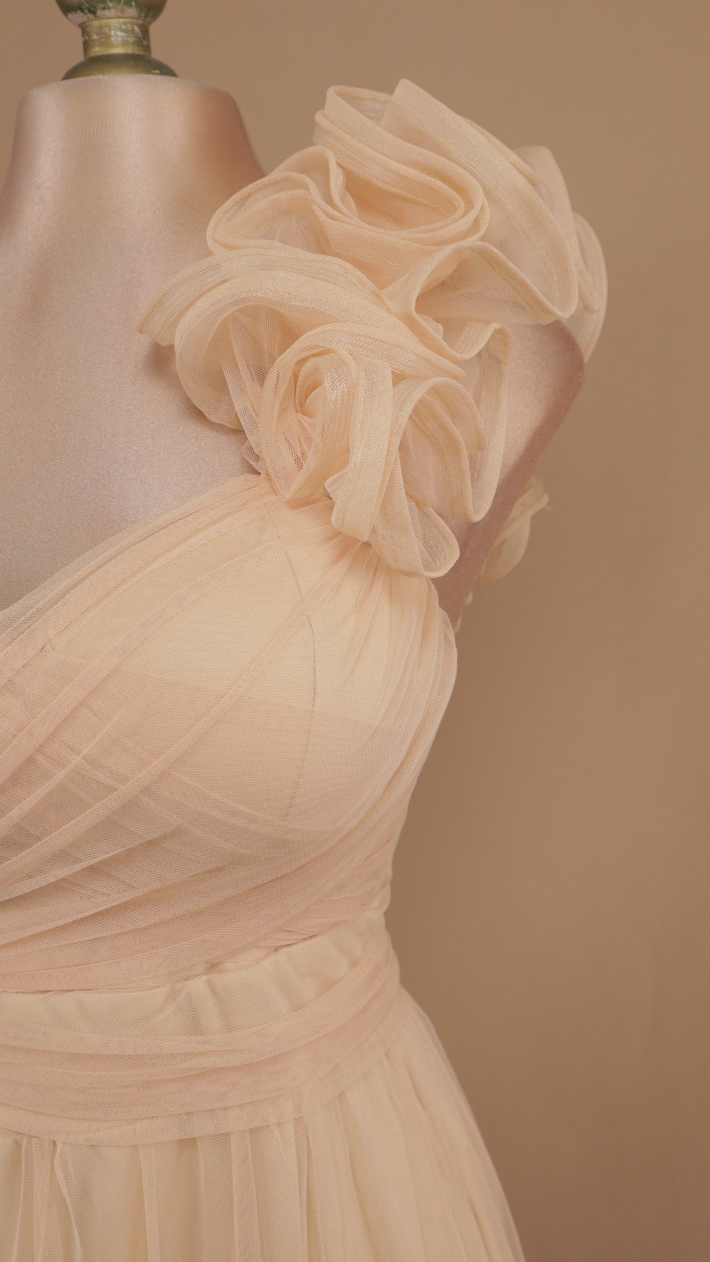 Vestido largo de tul con escote corazón