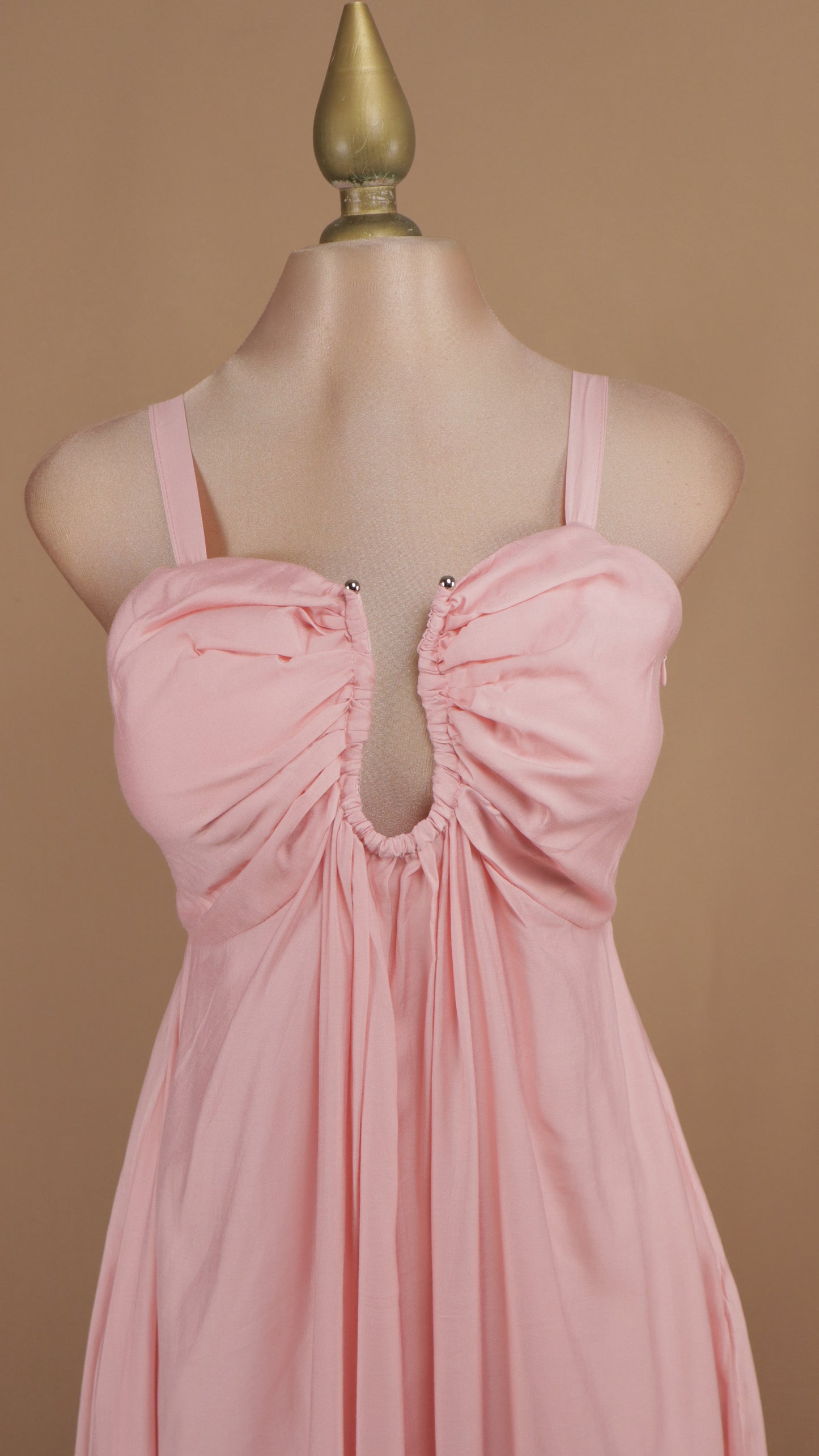 Vestido midi con tirante y escote de varilla