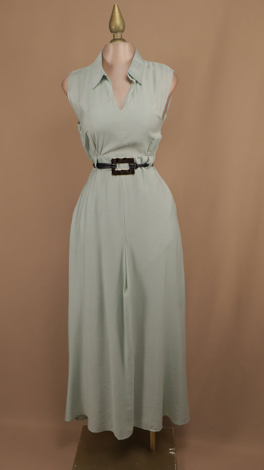 Vestido midi con cinto negro y argolla dorada