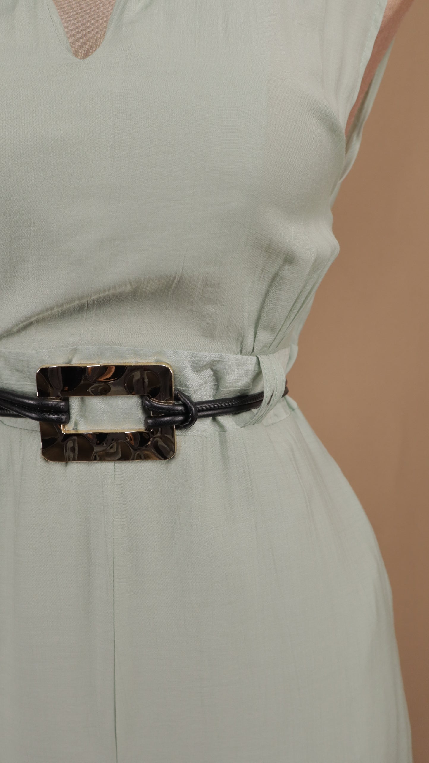 Vestido midi con cinto negro y argolla dorada