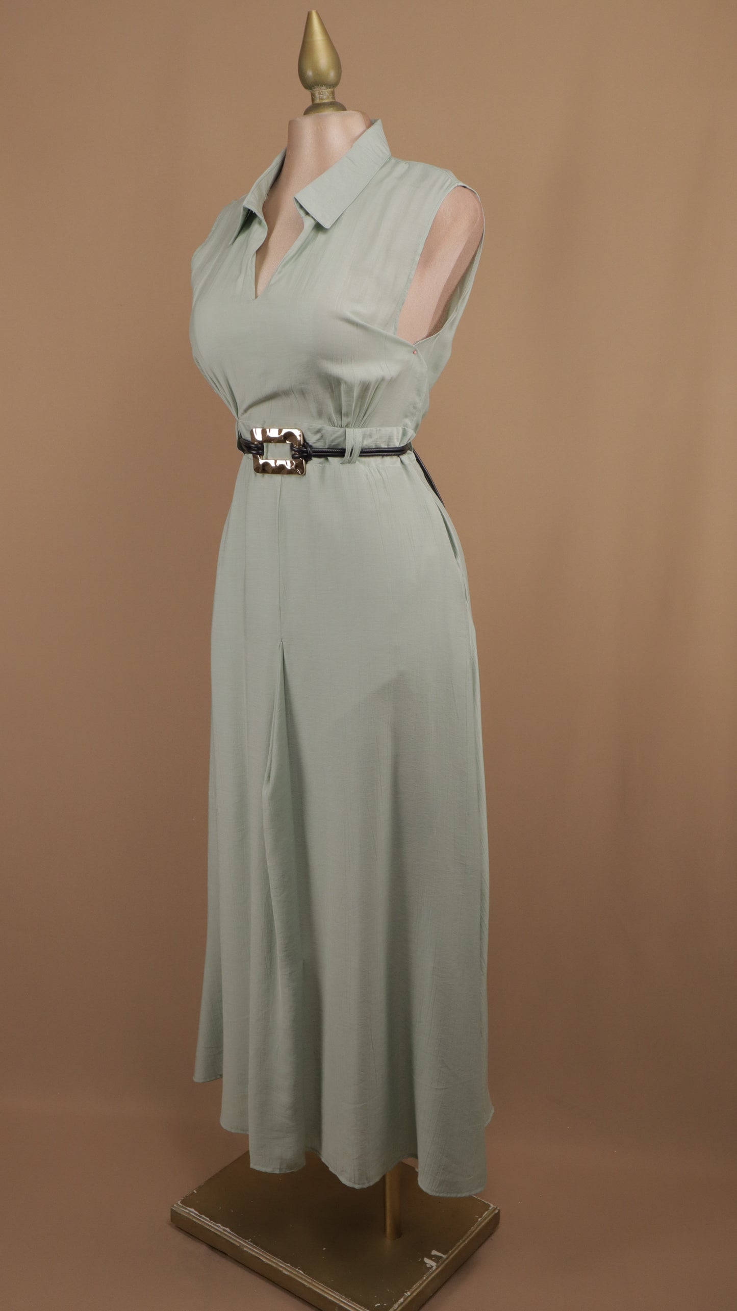 Vestido midi con cinto negro y argolla dorada