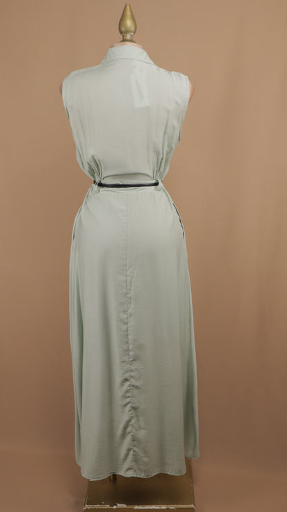 Vestido midi con cinto negro y argolla dorada