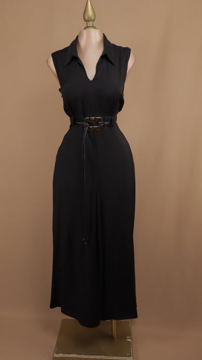 Vestido midi con cinto negro y argolla dorada