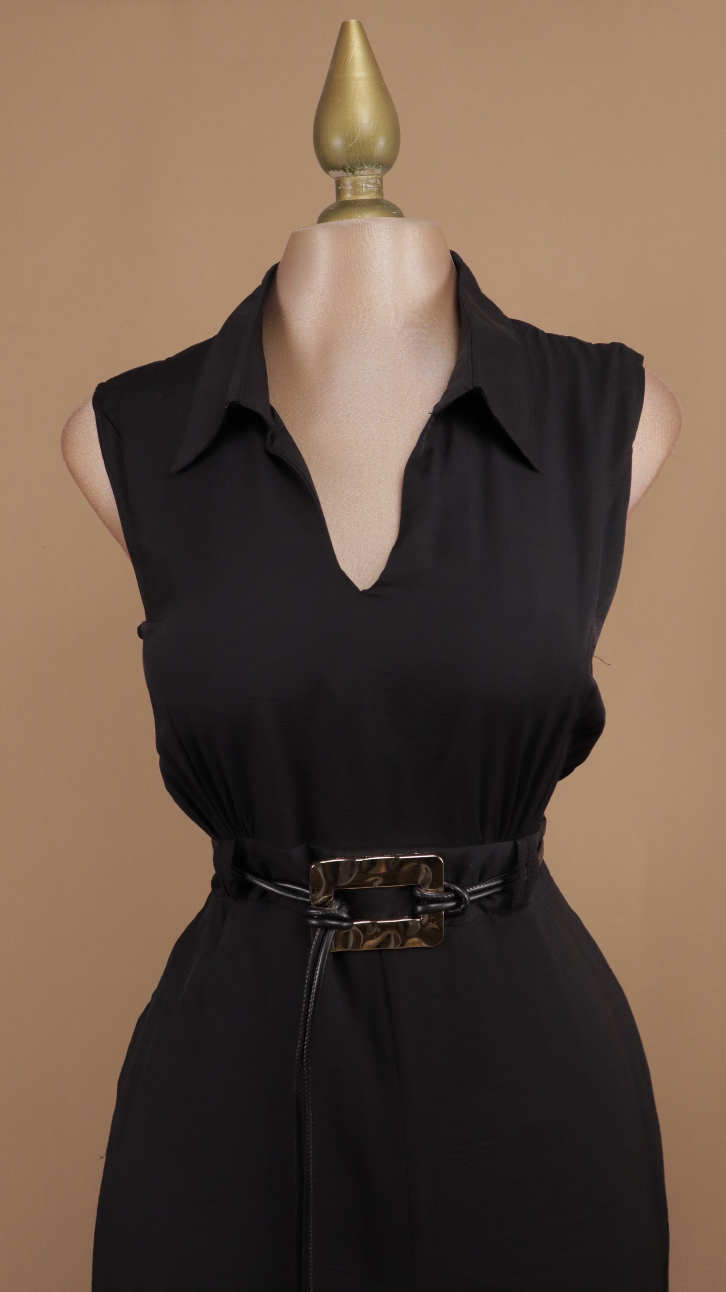 Vestido midi con cinto negro y argolla dorada