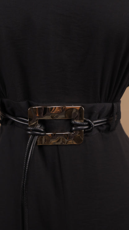 Vestido midi con cinto negro y argolla dorada