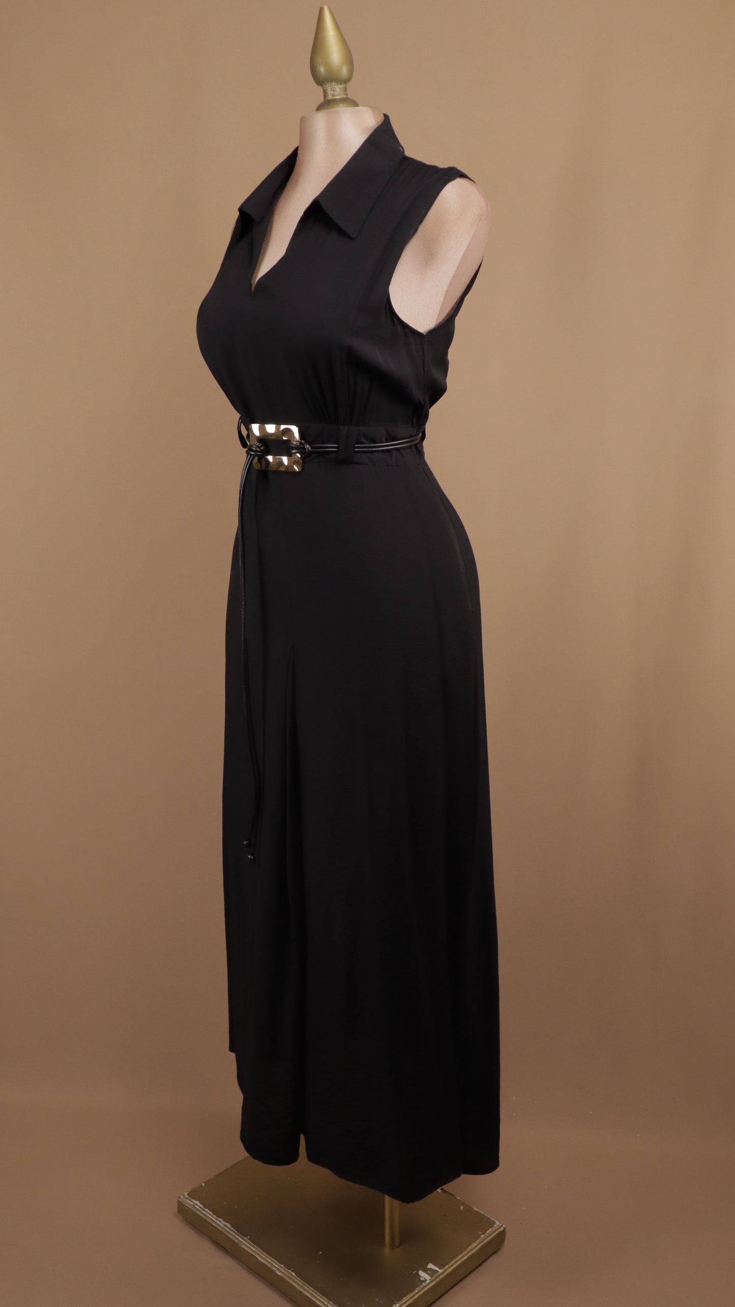 Vestido midi con cinto negro y argolla dorada