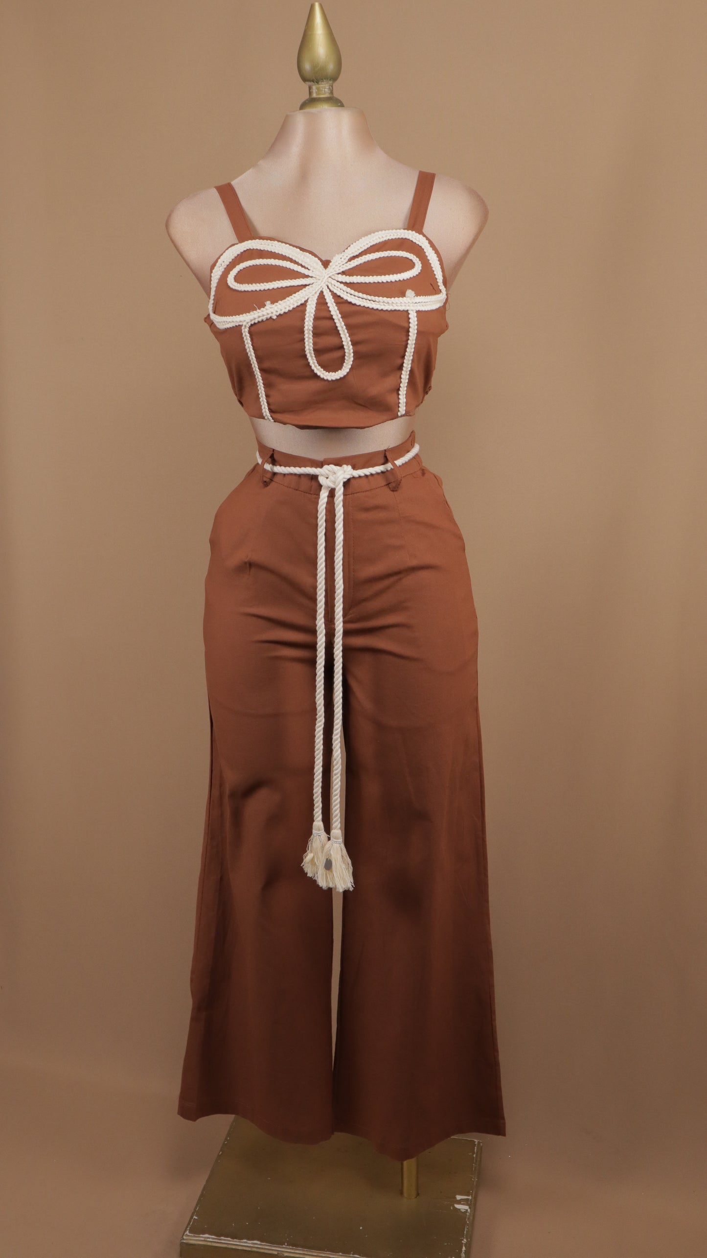 Conjunto de pantalón y crop bordado