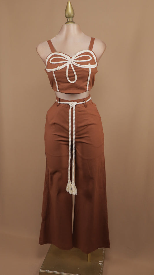 Conjunto de pantalón y crop bordado