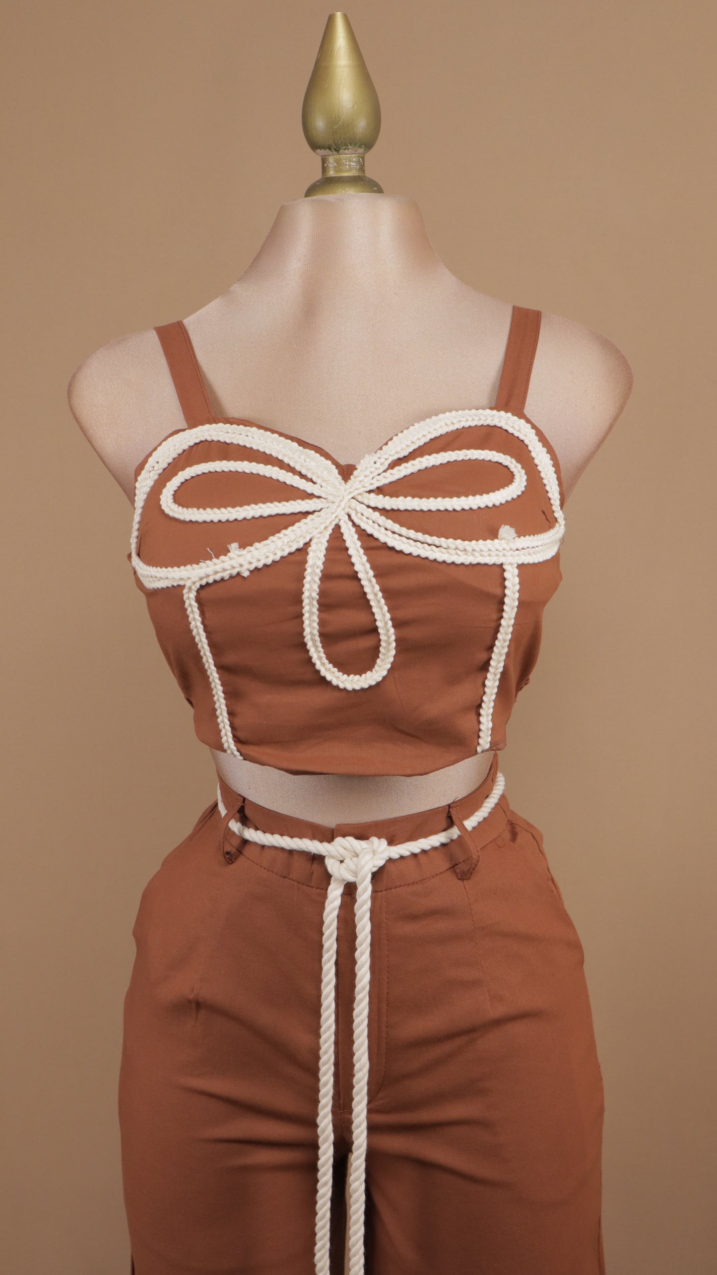 Conjunto de pantalón y crop bordado