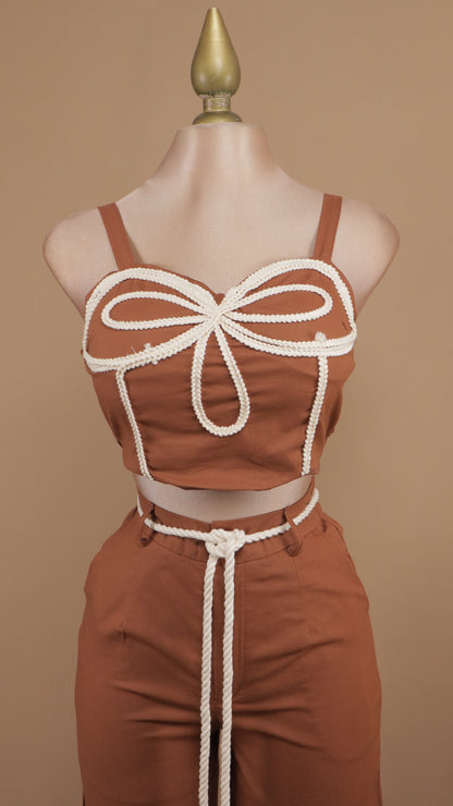 Conjunto de pantalón y crop bordado