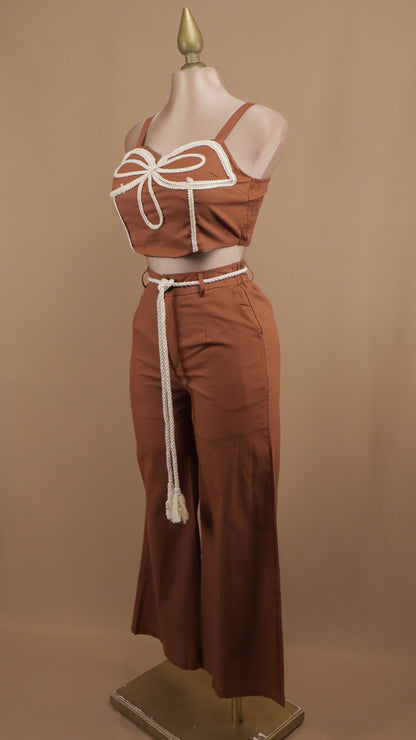 Conjunto de pantalón y crop bordado