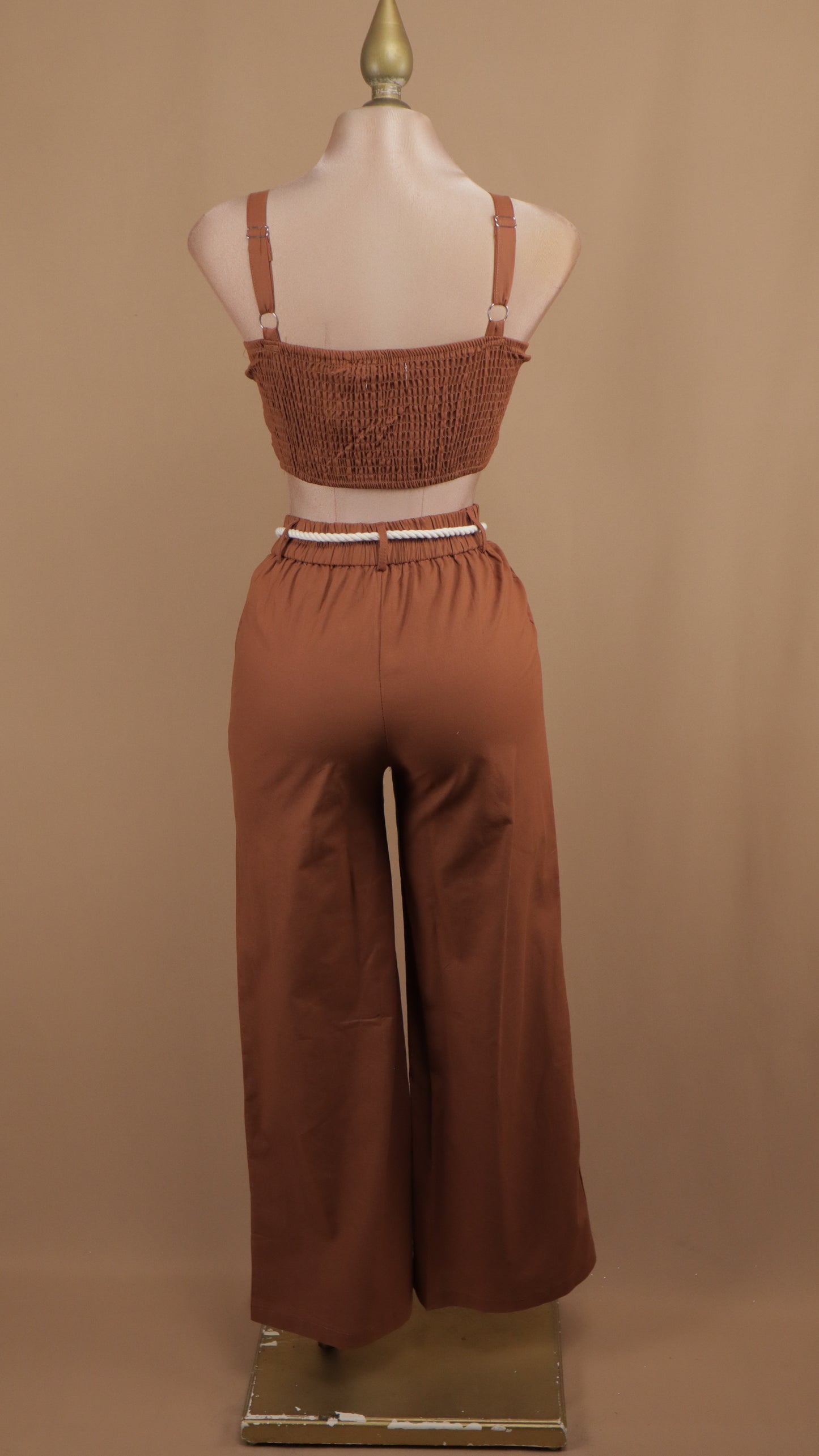 Conjunto de pantalón y crop bordado