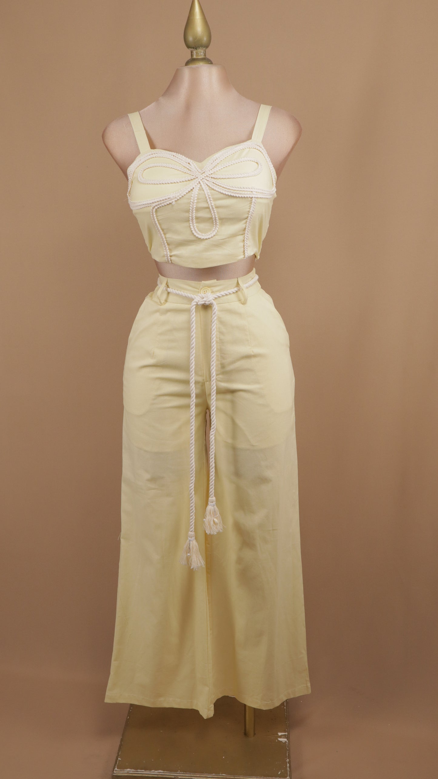 Conjunto de pantalón y crop bordado