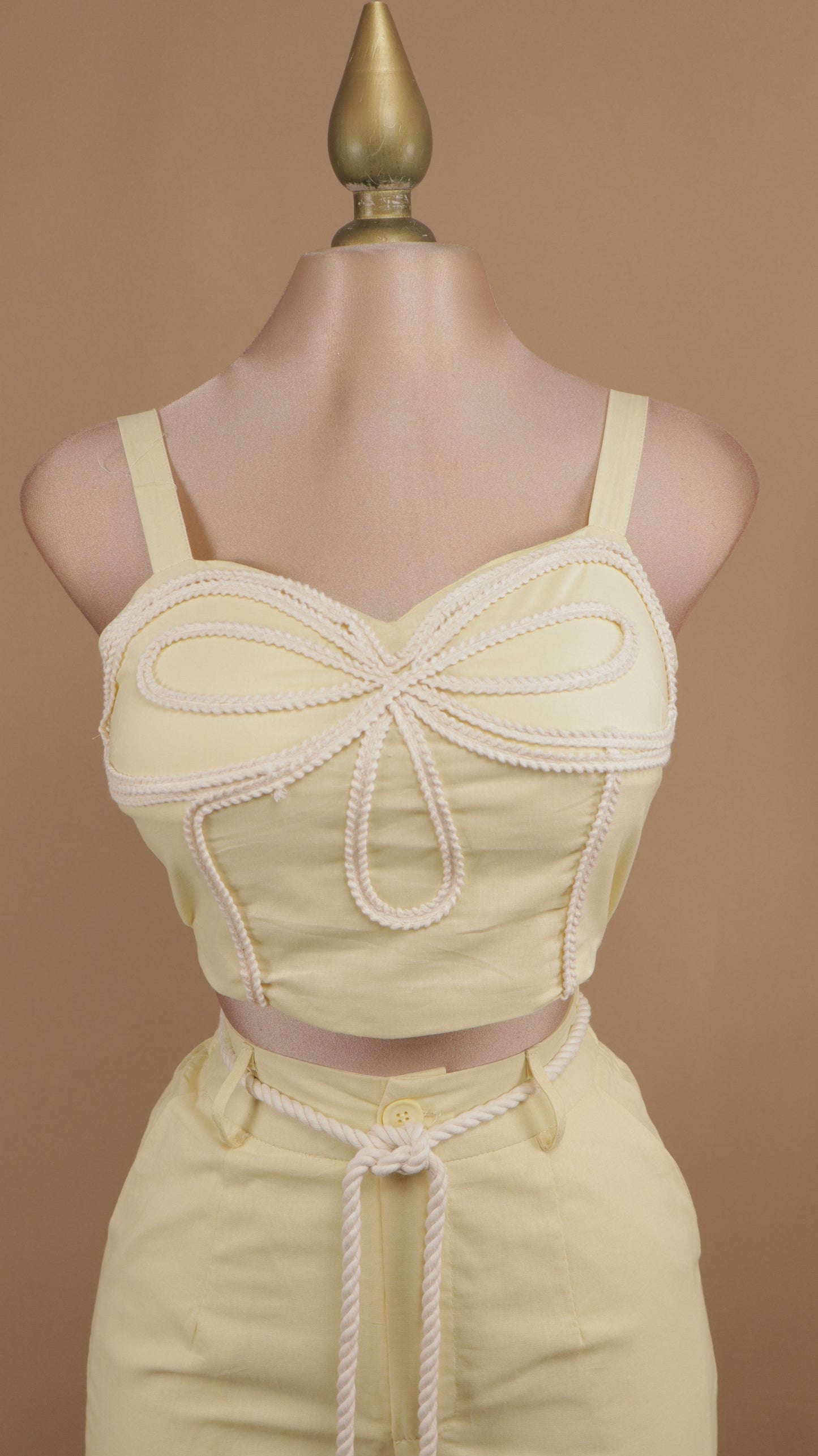 Conjunto de pantalón y crop bordado