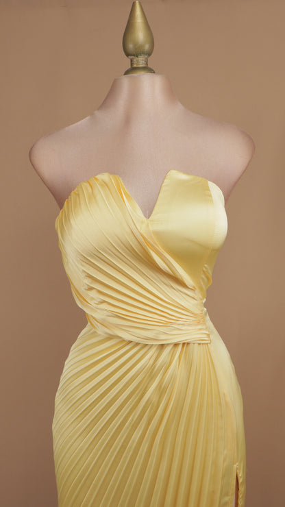 Vestido largo estraple plisado con escote en V