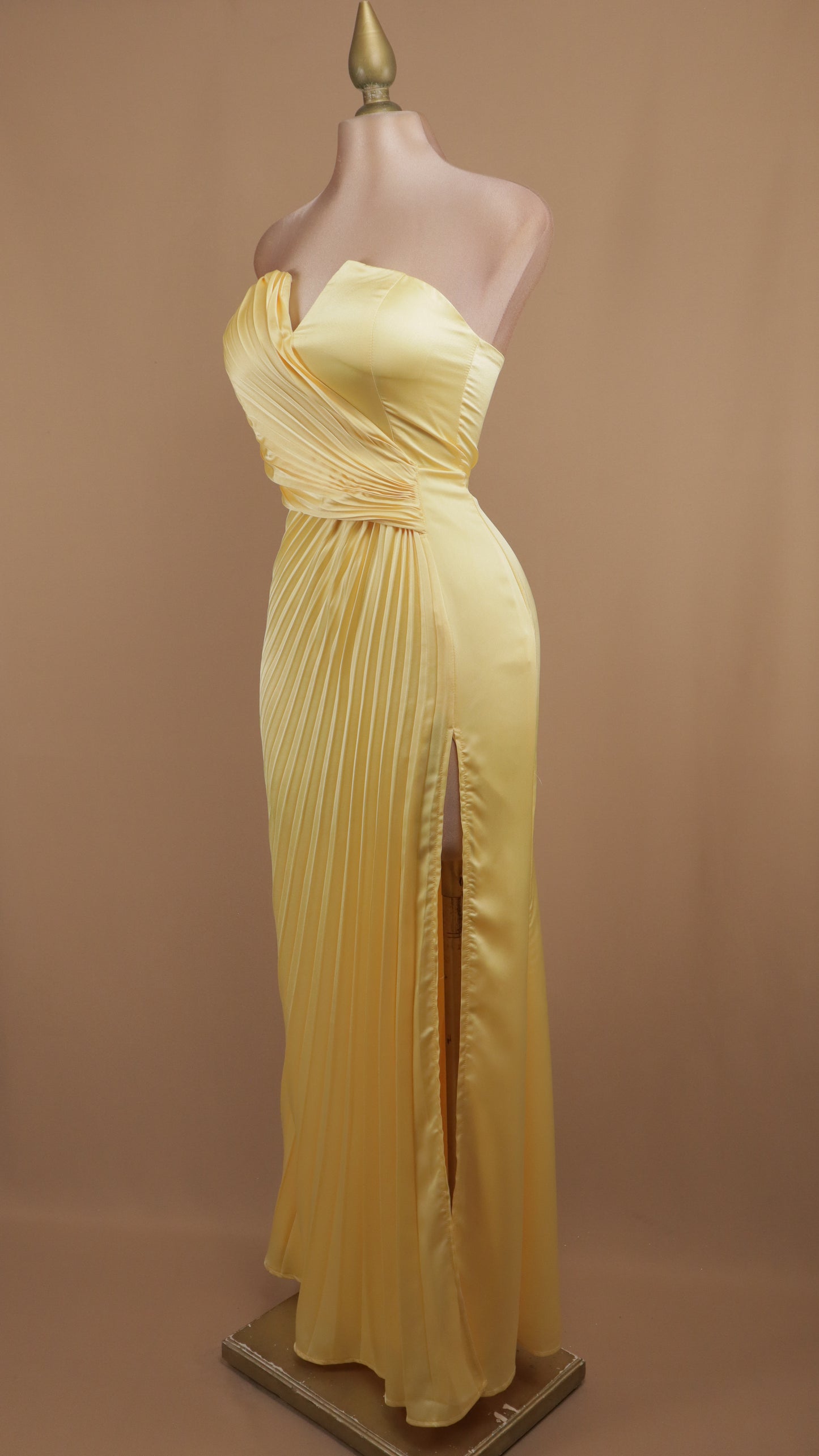 Vestido largo estraple plisado con escote en V