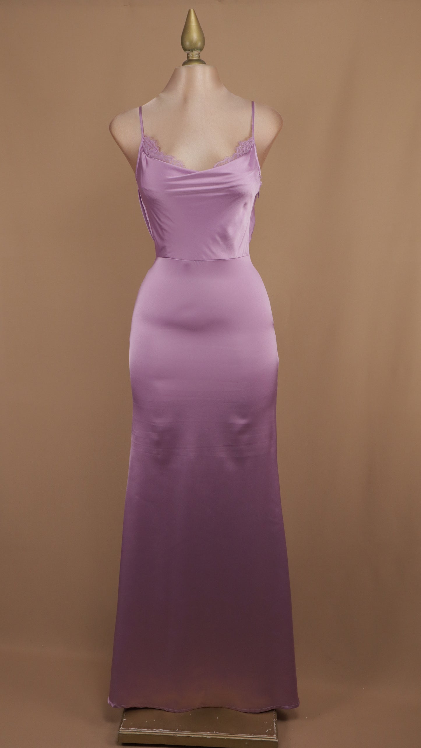 Vestido largo satinado con encaje en busto y espalda