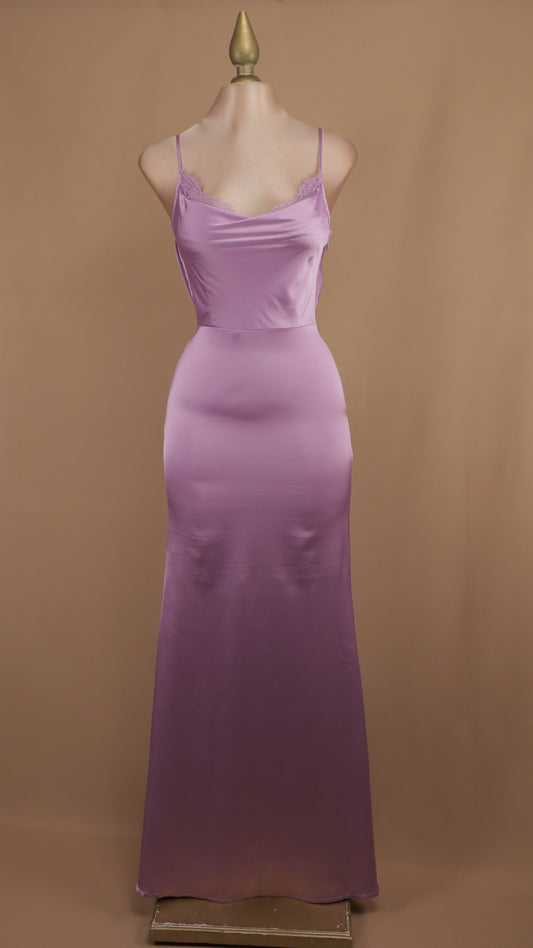 Vestido largo satinado con encaje en busto y espalda