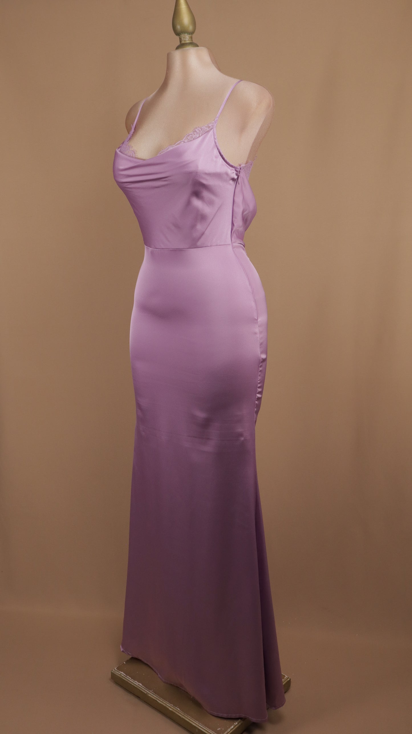 Vestido largo satinado con encaje en busto y espalda