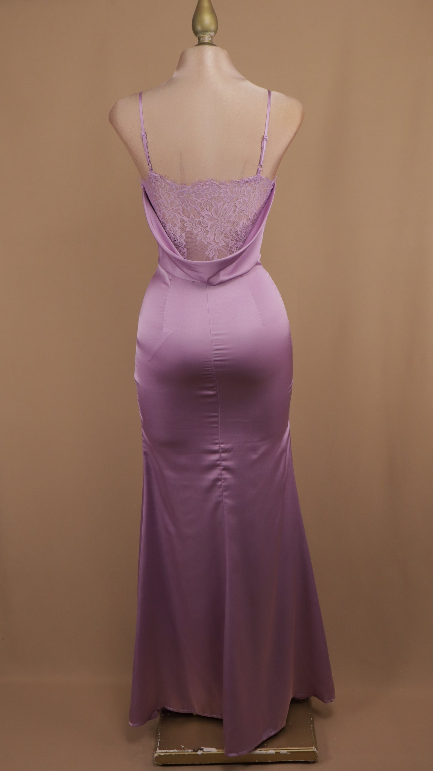 Vestido largo satinado con encaje en busto y espalda