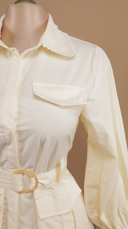 Vestido corto manga larga con bordado en cuello y puño