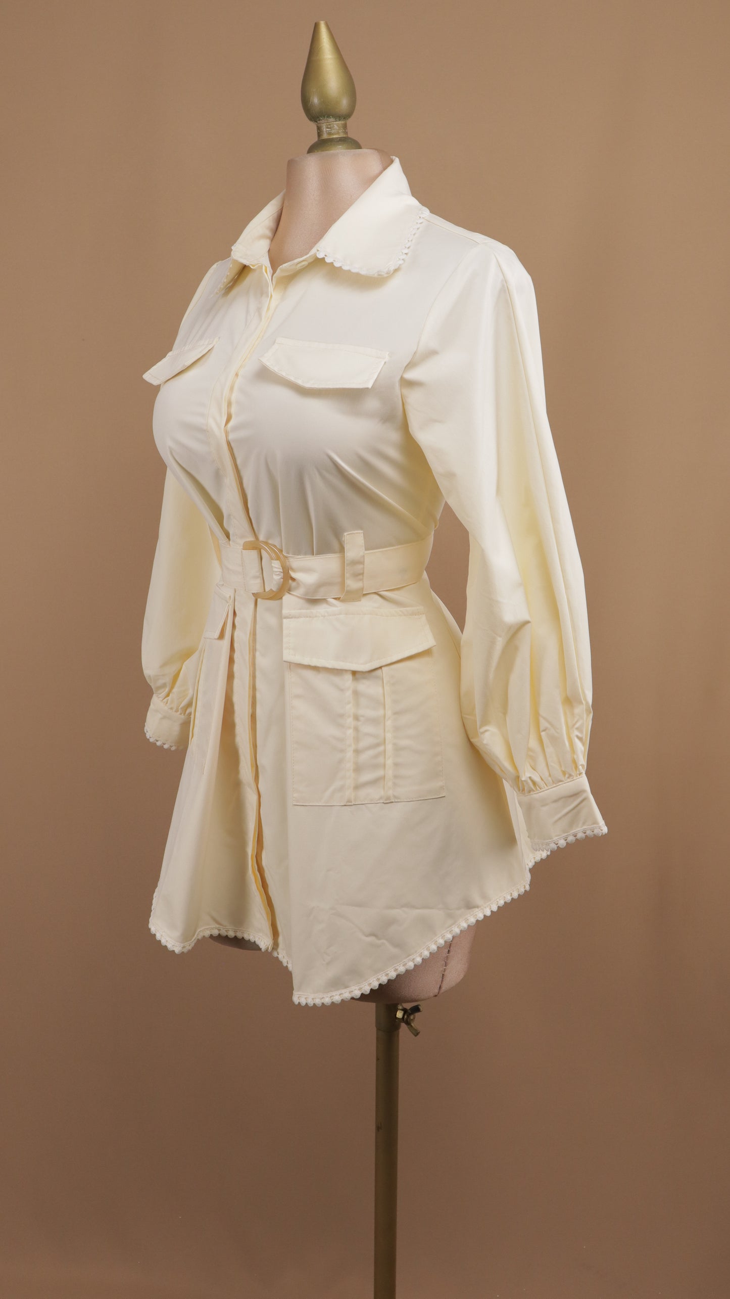 Vestido corto manga larga con bordado en cuello y puño