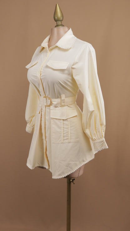 Vestido corto manga larga con bordado en cuello y puño