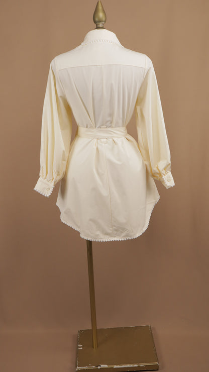 Vestido corto manga larga con bordado en cuello y puño