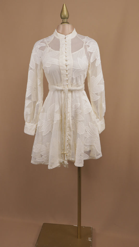 Vestido corto manga larga tipo encaje