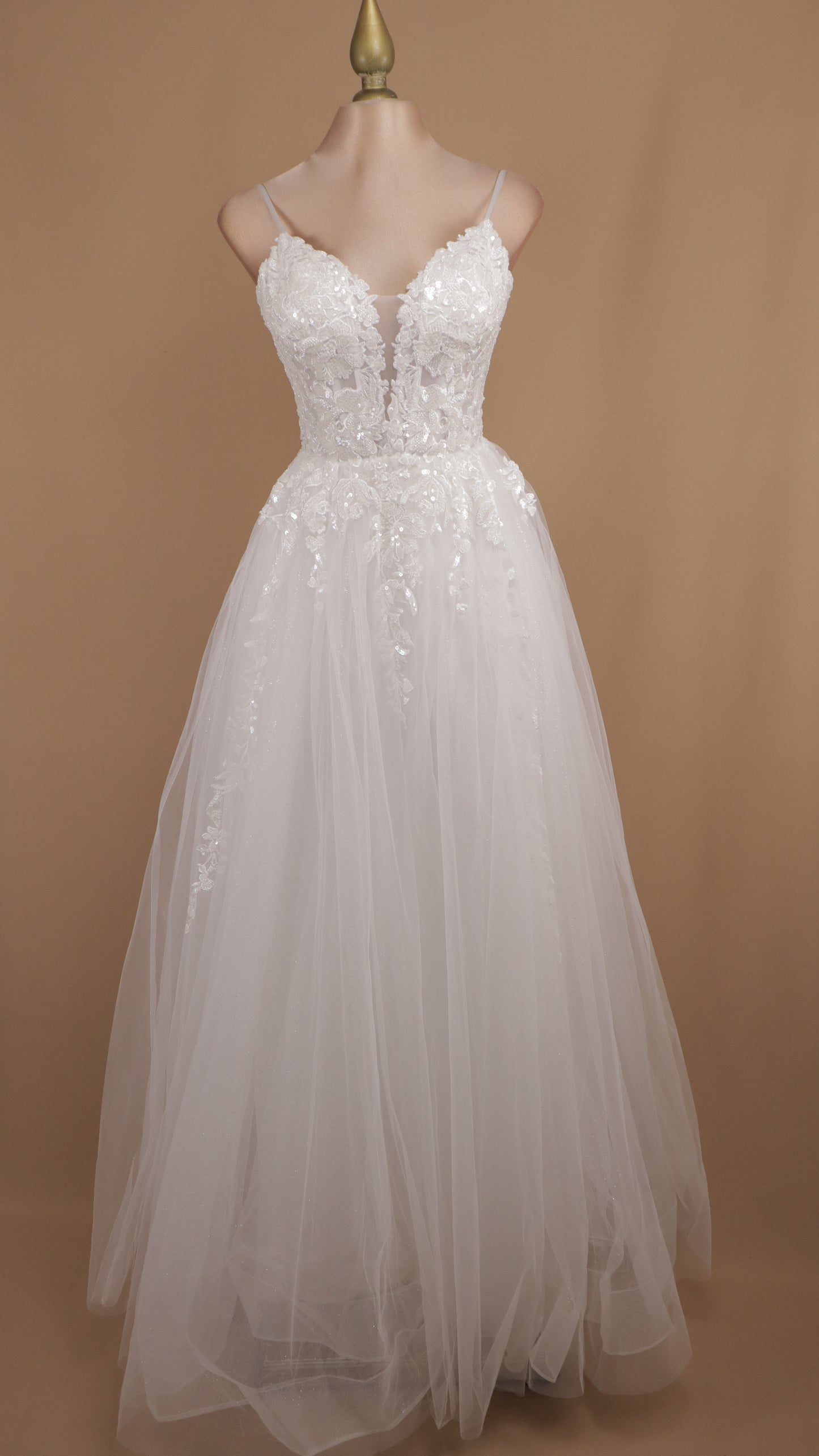 Vestido largo de tull corte princesa con aplicación