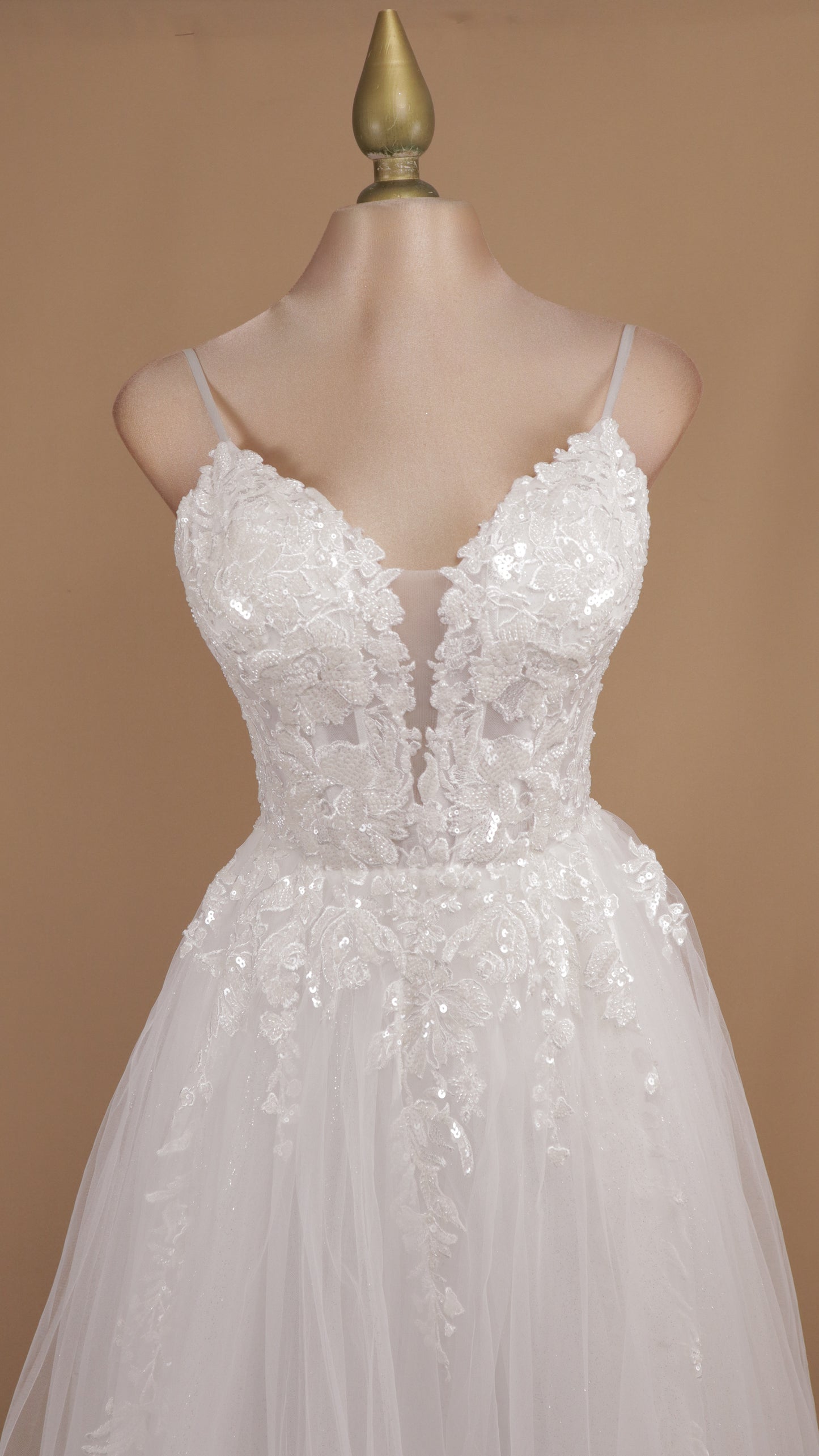 Vestido largo de tull corte princesa con aplicación