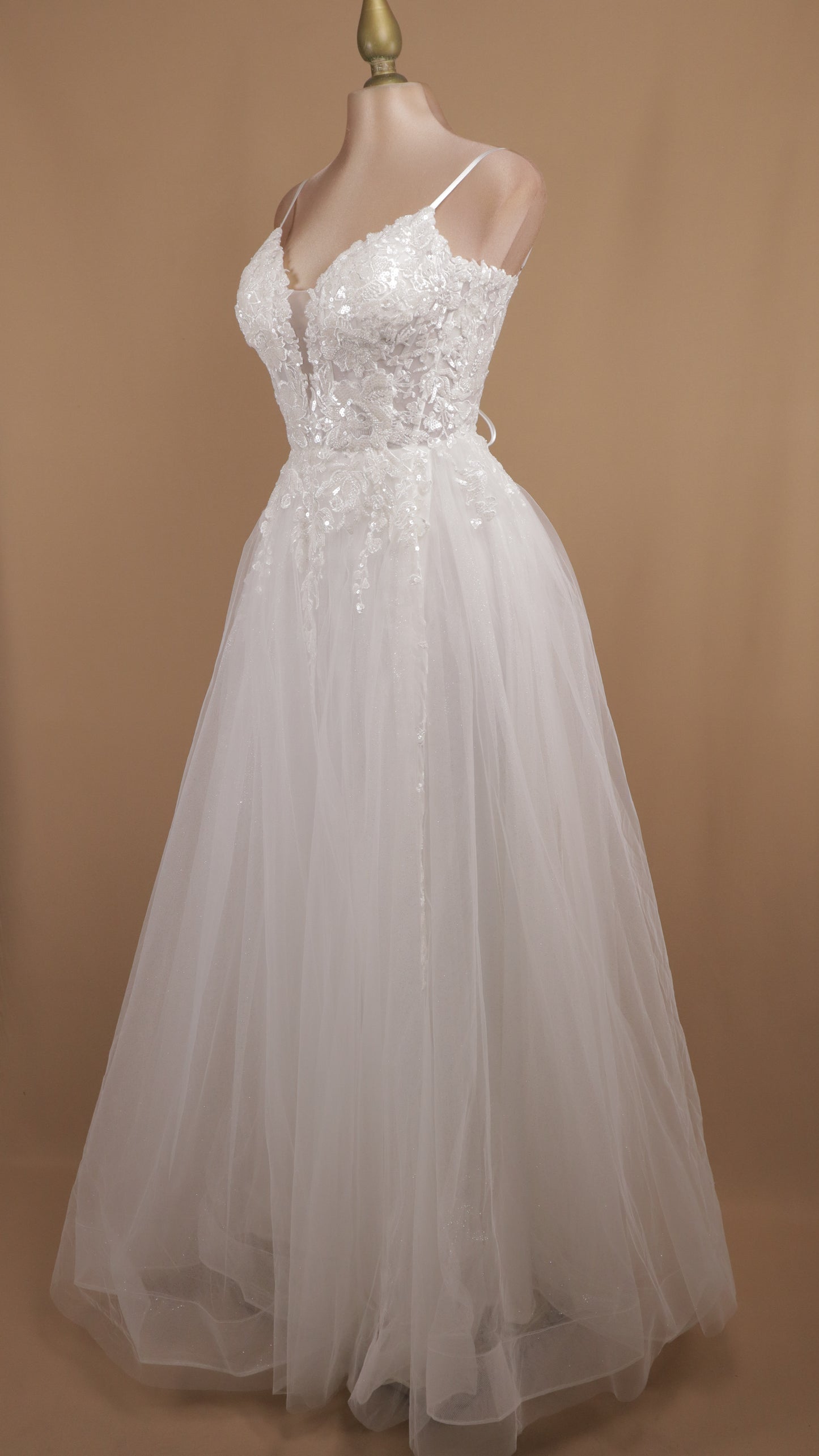 Vestido largo de tull corte princesa con aplicación