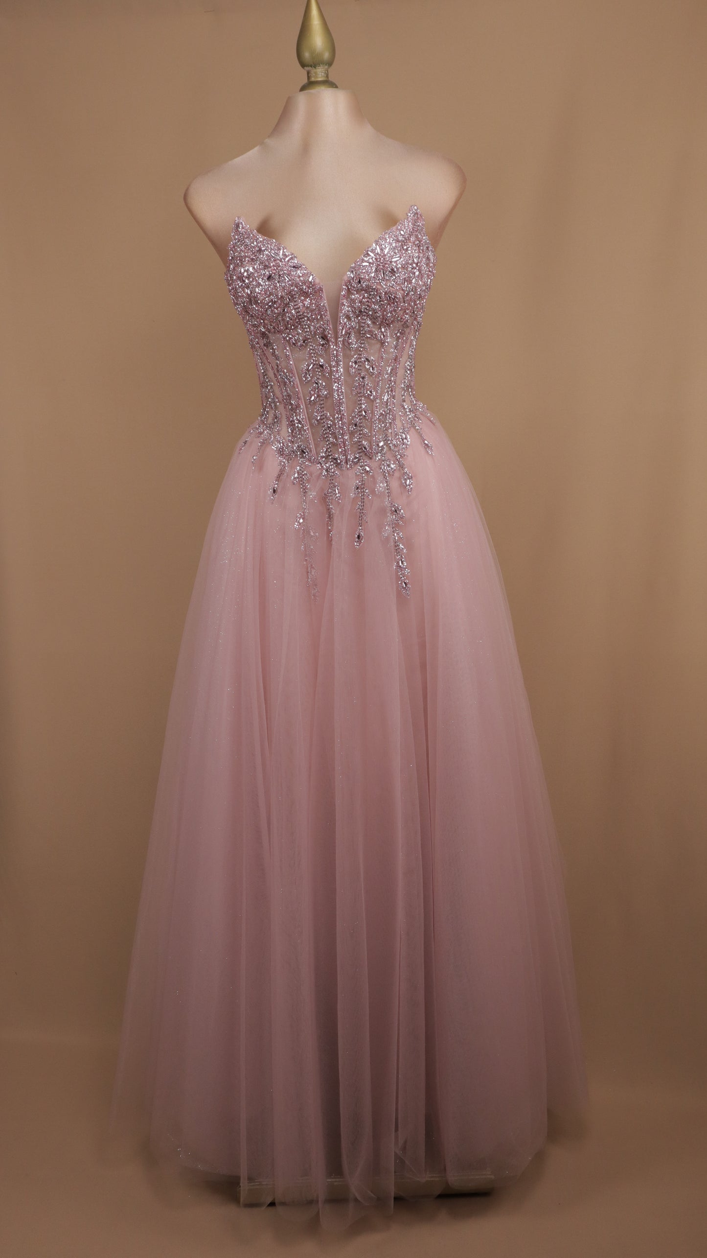 Vestido largo corte princesa con aplicación y estraple