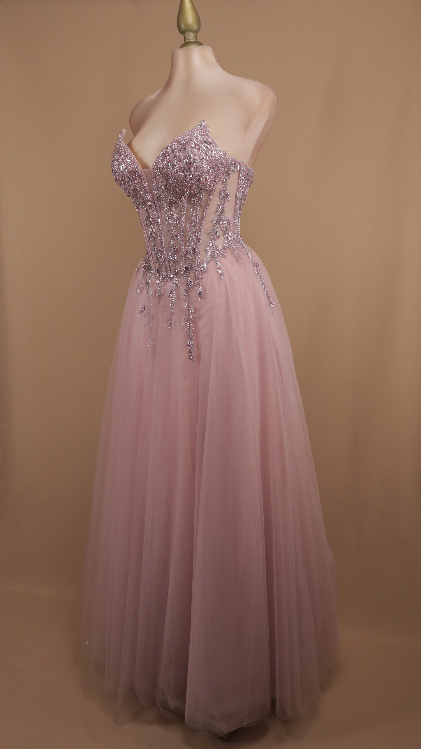 Vestido largo corte princesa con aplicación y estraple